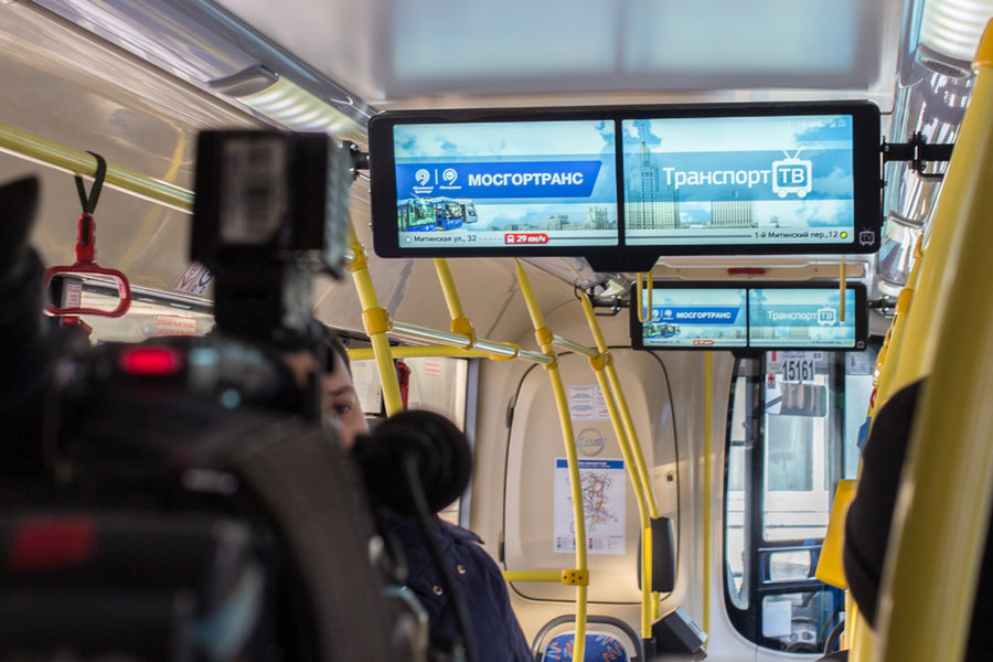 Двухсторонний монитор в автобусе