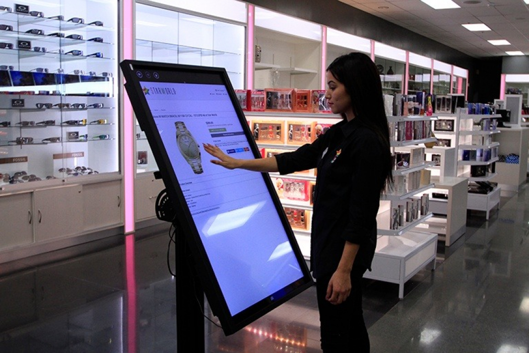 Экран информации электронный. Интерактивный сенсорный киоск. Интерактивная сенсорная панель. Сенсорные киоски в торговом центре. Интерактивные сенсорные панели на выставках.