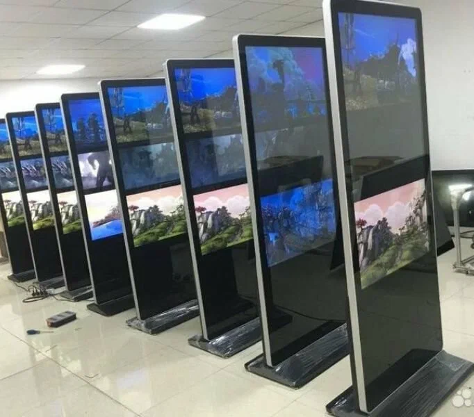Напольный защищенный информационный монитор 55": надежное решение для общественных пространств