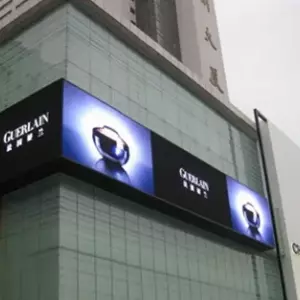 Купить информационные экраны на зданиях: преимущества, особенности и советы по выбору