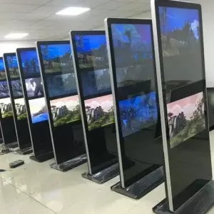 Напольный защищенный информационный монитор 55": надежное решение для общественных пространств