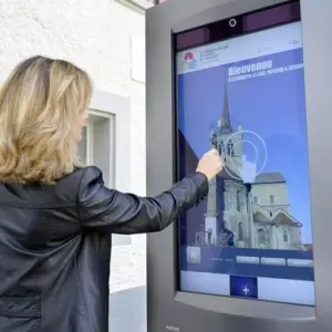 Как выбрать навигационный терминал для торгового центра: Ключевые аспекты для повышения удобства посетителей